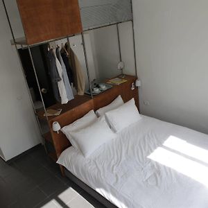 Großes Zimmer mit Kingsize-Bett